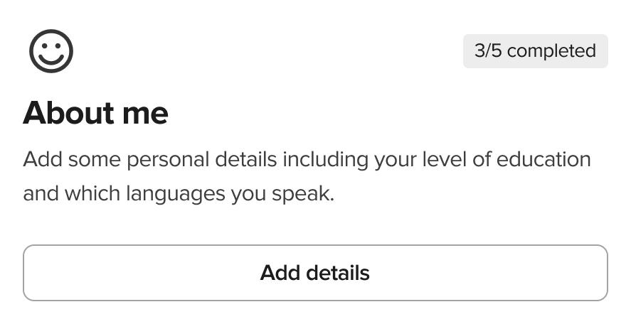 Una tarjeta de perfil de UserTesting para la sección Acerca de mí. Muestra un indicador de progreso de 3 de 5 completados. La tarjeta invita a los usuarios a añadir detalles personales, incluyendo su nivel de educación y los idiomas que hablan. Se muestra un botón blanco de Añadir datos en la parte inferior para actualizar la información.