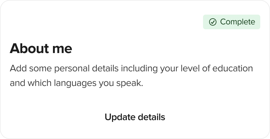Una tarjeta de perfil de UserTesting para la sección Acerca de mí marcada como Completo con una etiqueta verde. Invita a los usuarios a añadir detalles personales, incluyendo su nivel de educación y los idiomas que hablan. Se muestra un botón de Actualizar datos en la parte inferior para editar la información.