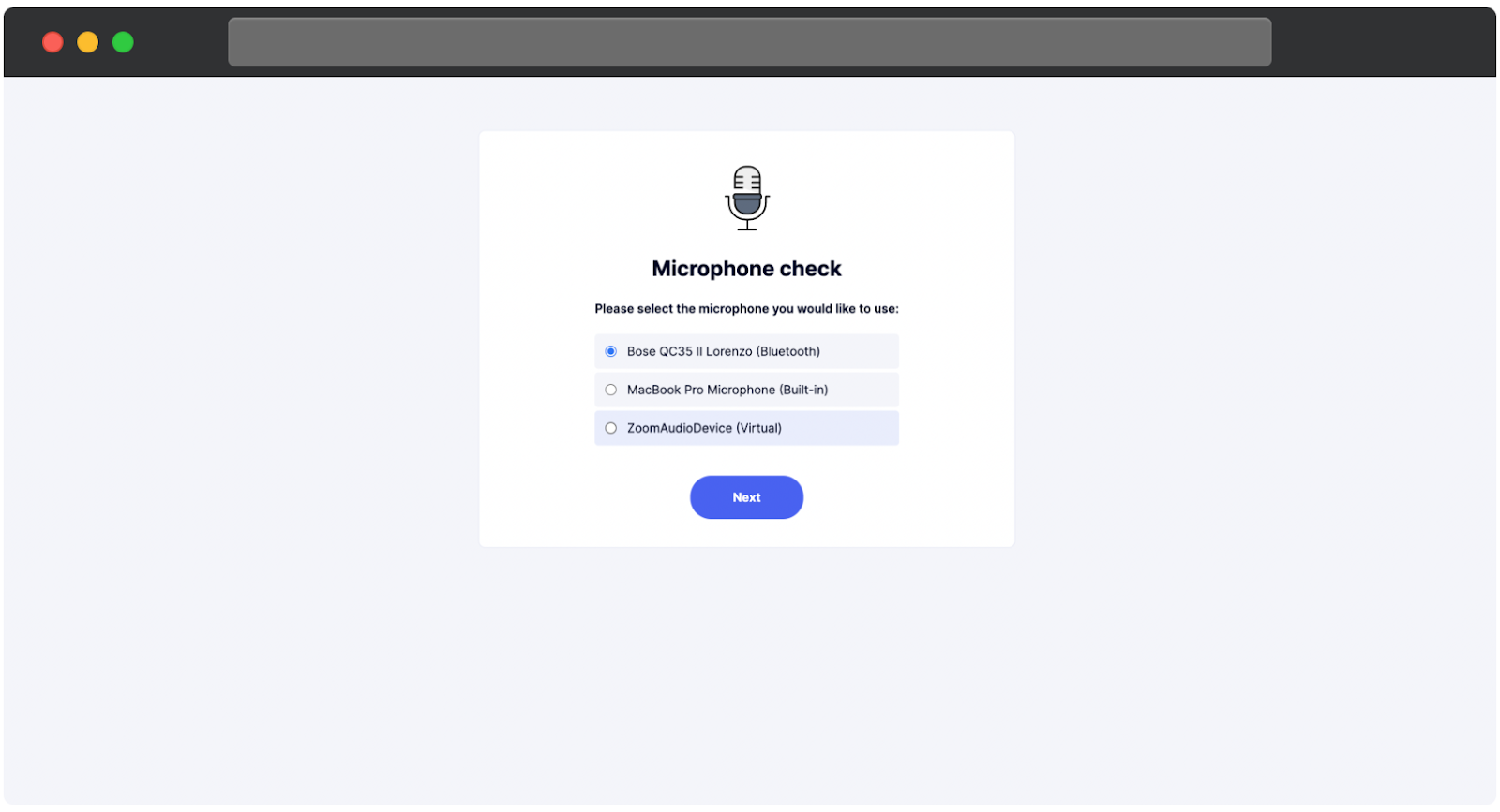 Un écran de sélection de microphone. La page invite l'utilisateur à sélectionner le microphone qu'il souhaite utiliser à partir d'une liste d'options. La première option est sélectionnée par défaut. Un bouton bleu Suivant est affiché en bas pour continuer. Une icône de microphone est positionnée au-dessus du texte.