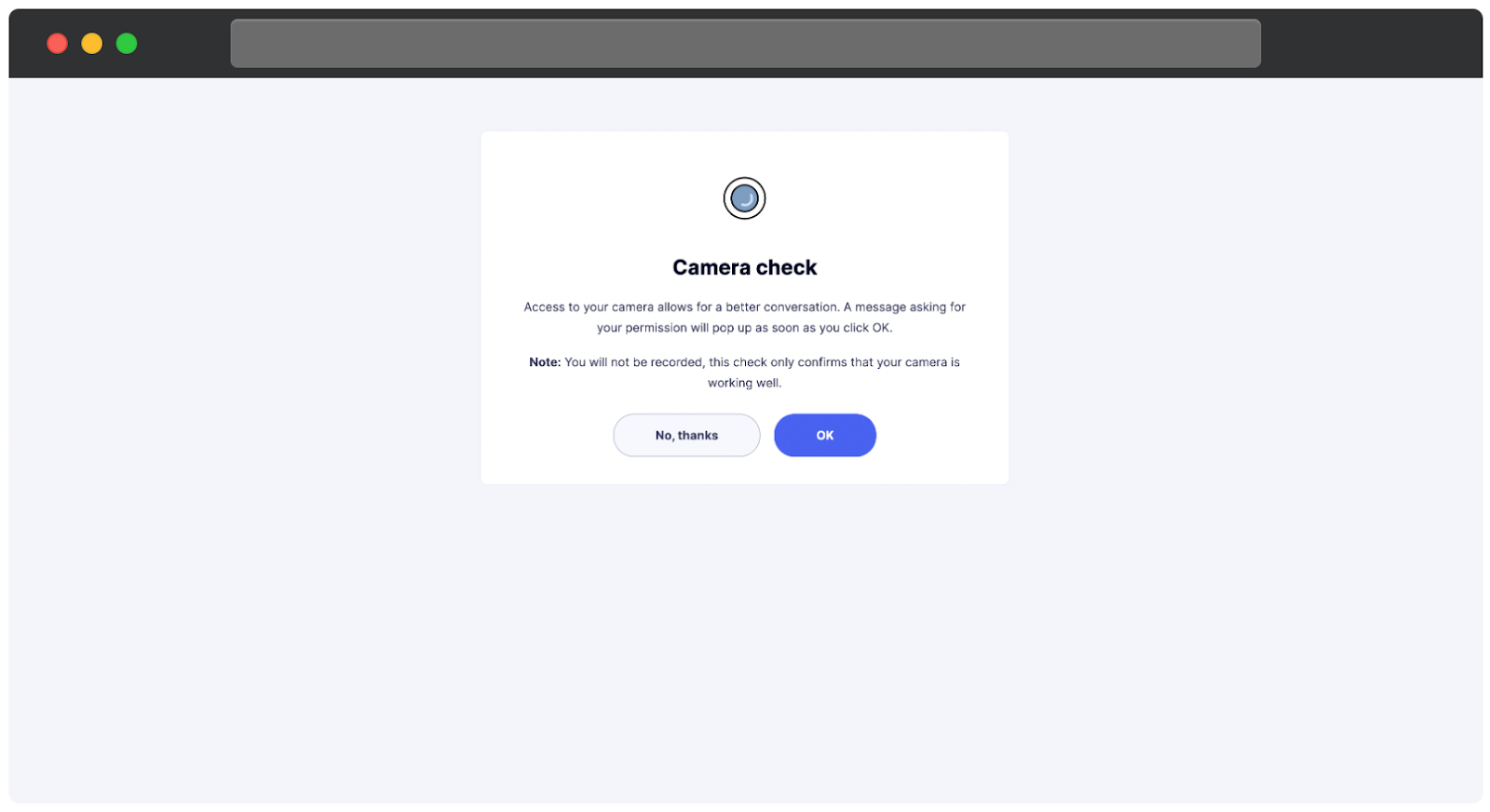 Une page de vérification de la caméra. La page explique que l'accès à la caméra permet une meilleure conversation et invite l'utilisateur à accorder la permission en cliquant sur OK. Une note assure à l'utilisateur qu'il ne sera pas enregistré et que cette vérification ne confirme que le bon fonctionnement de la caméra. Deux boutons sont affichés : Non, merci et OK. Une icône de caméra est positionnée au-dessus du texte.