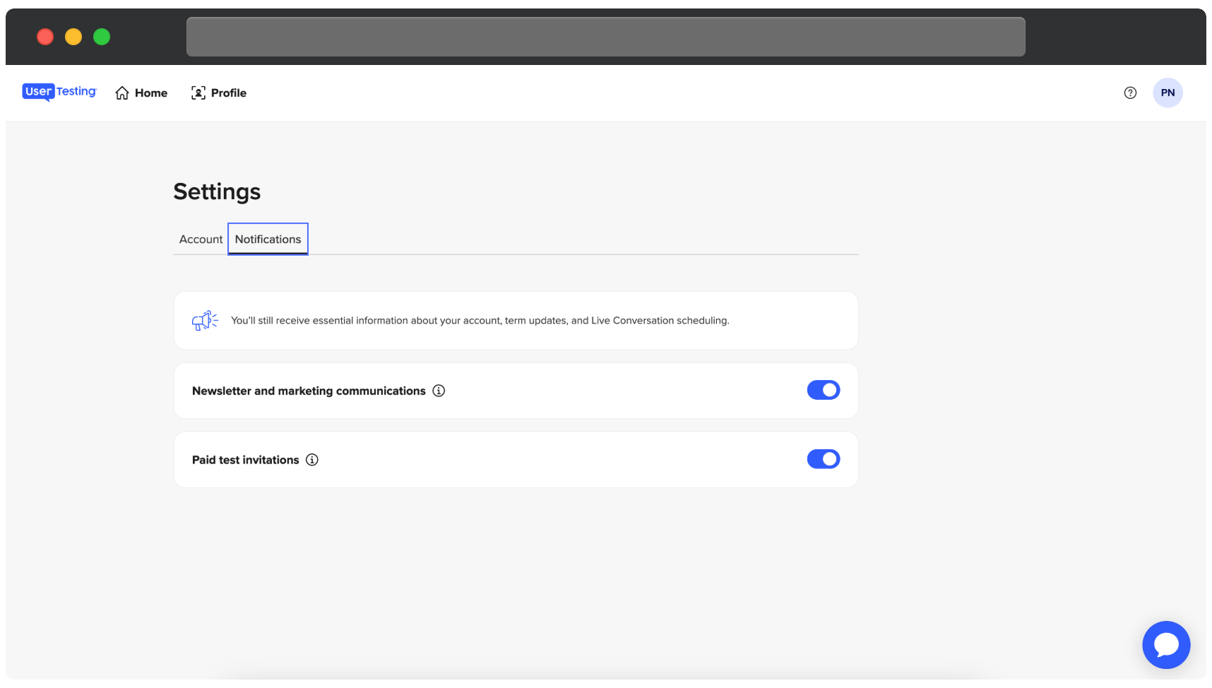 Het UserTesting deelnemersdashboard toont de Instellingen pagina met het tabblad Meldingen actief. Een bericht bovenaan merkt op dat deelnemers nog steeds essentiële informatie zullen ontvangen over hun account, termijnupdates en planning van Live Gesprekken. Onderaan staan twee schakelaars: een voor Nieuwsbrief en marketingcommunicatie en een voor Uitnodigingen voor betaalde tests. Beide schakelaars zijn ingeschakeld, weergegeven in blauw.