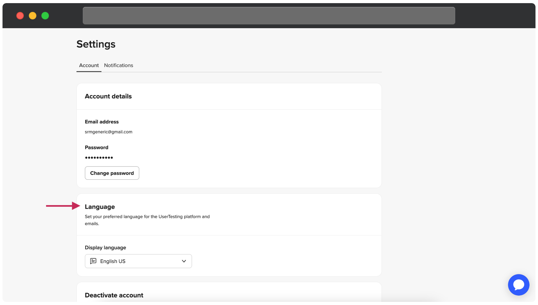 Das UserTesting-Teilnehmer-Dashboard zeigt die Einstellungsseite mit dem aktiven Konto-Tab. Ein roter Pfeil zeigt auf den Abschnitt Sprache, der es den Teilnehmern ermöglicht, ihre bevorzugte Sprache für die UserTesting-Plattform und E-Mails festzulegen. Das Dropdown-Menü für die Anzeigesprache ist derzeit auf Englisch US eingestellt.