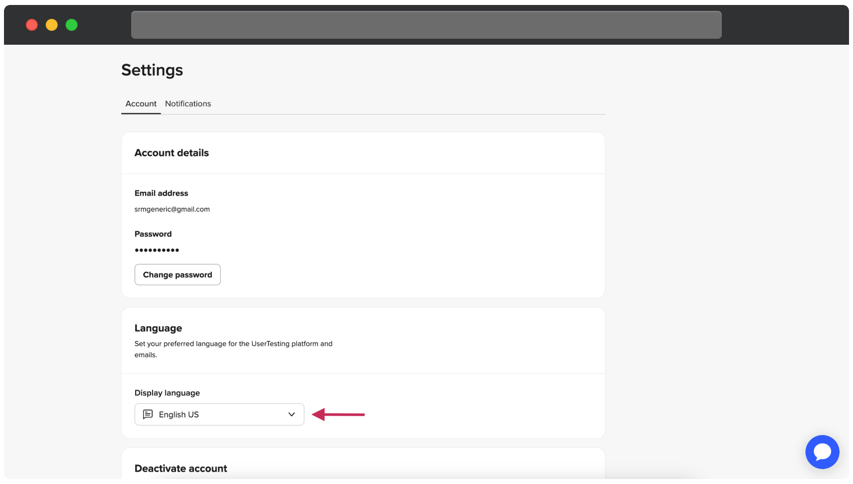 Das UserTesting-Teilnehmer-Dashboard zeigt die Einstellungsseite mit dem aktiven Konto-Tab. Ein roter Pfeil zeigt auf das Dropdown-Menü für die Anzeigesprache im Abschnitt Sprache, das derzeit auf Englisch US eingestellt ist. Dieser Abschnitt ermöglicht es den Teilnehmern, ihre bevorzugte Sprache für die Plattform und E-Mails auszuwählen.