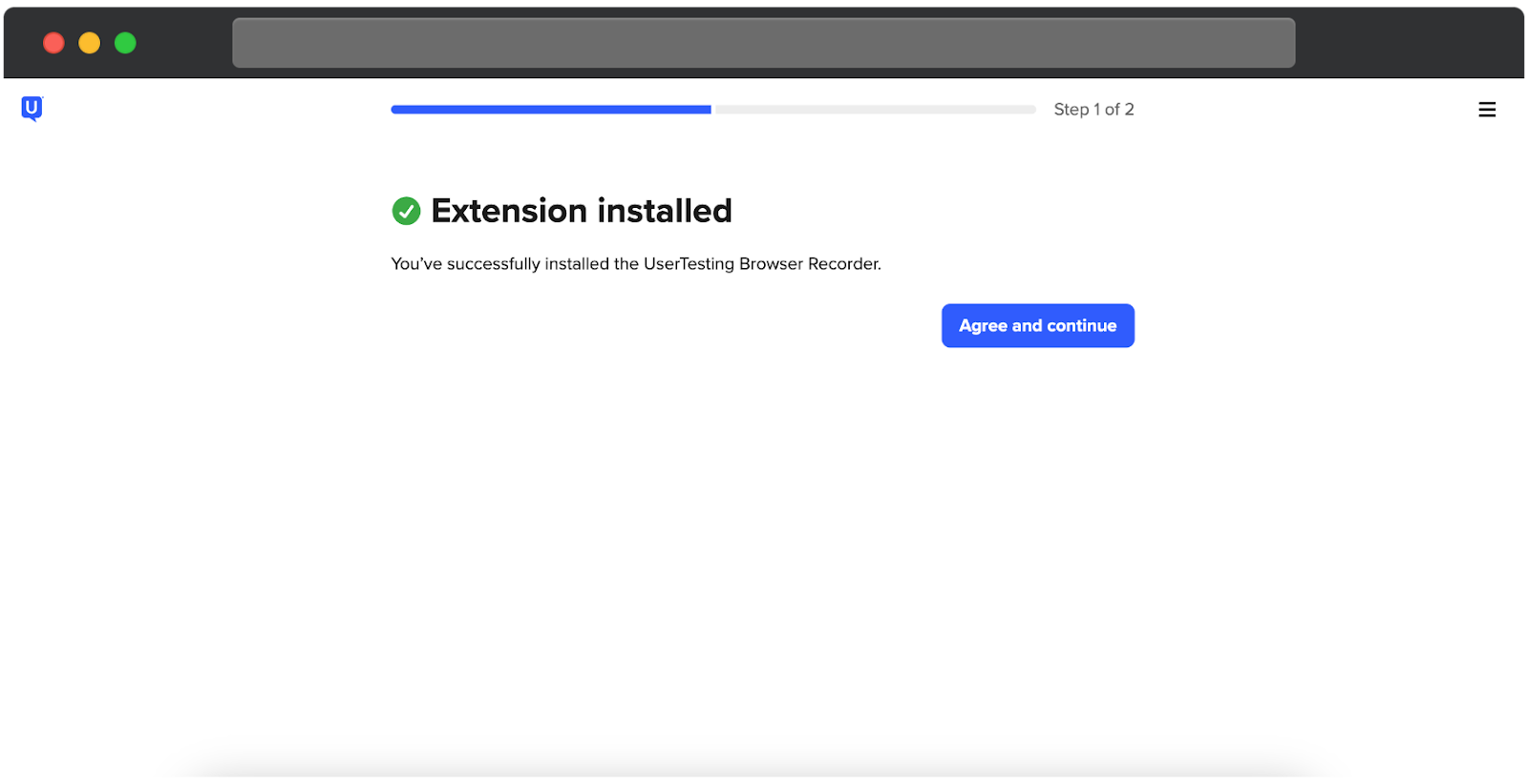 En bekräftelseskärm från UserTesting som visar att webbläsartillägget har installerats framgångsrikt. En grön bock visas bredvid meddelandet Tillägg installerat, och en framstegsindikator högst upp visar Steg 1 av 2. Under meddelandet visas en blå knapp med texten Godkänn och fortsätt. Layouten är ren och signalerar att deltagaren är redo att gå vidare till nästa inställningssteg.
