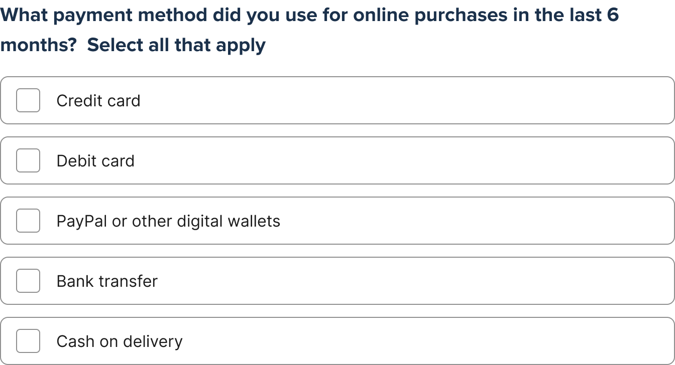 Eine Mehrfachauswahl-Umfragefrage, die den Befragten fragt, welche Zahlungsmethode er in den letzten sechs Monaten für Online-Einkäufe verwendet hat. Die Optionen umfassen Kreditkarte, Debitkarte, PayPal oder andere digitale Geldbörsen, Banküberweisung und Nachnahme. Jede Option hat links ein leeres Kontrollkästchen, das anzeigt, dass mehrere Auswahlen möglich sind.