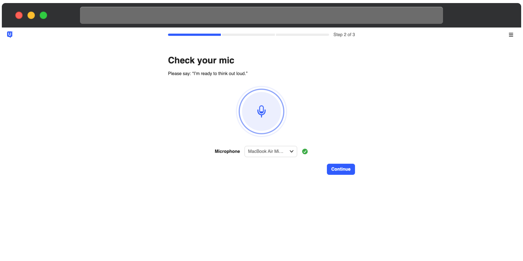UserTesting Mikrofon-Check-Schritt im Einrichtungsprozess. Der Bildschirm fordert den Nutzer auf zu sagen: ‚Ich bin bereit, laut zu denken.‘ Ein großes blaues, animiertes Mikrofon-Symbol erscheint in der Mitte und zeigt die Spracherkennung an. Darunter ist das ausgewählte Mikrofon ‚MacBook Air Mikrofon‘ mit einem grünen Häkchen markiert. Rechts erscheint ein blauer ‚Weiter‘-Button. Die Fortschrittsanzeige oben zeigt Schritt 2 von 3.