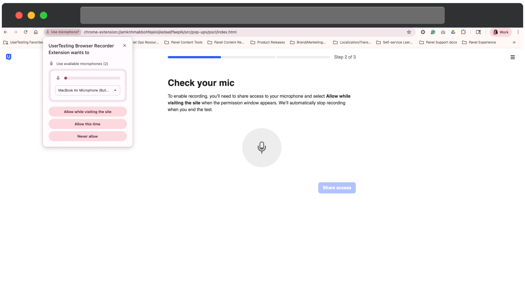 Solicitud de acceso al micrófono del grabador de UserTesting en Chrome. La extensión pide permiso para usar los micrófonos disponibles. Se muestran tres opciones de permiso: Permitir al visitar el sitio, Permitir esta vez y Nunca permitir. La pantalla principal en el fondo muestra el paso de configuración Verifica tu micrófono con un icono de micrófono y un botón azul Compartir acceso. La barra de progreso indica el paso 2 de 3.