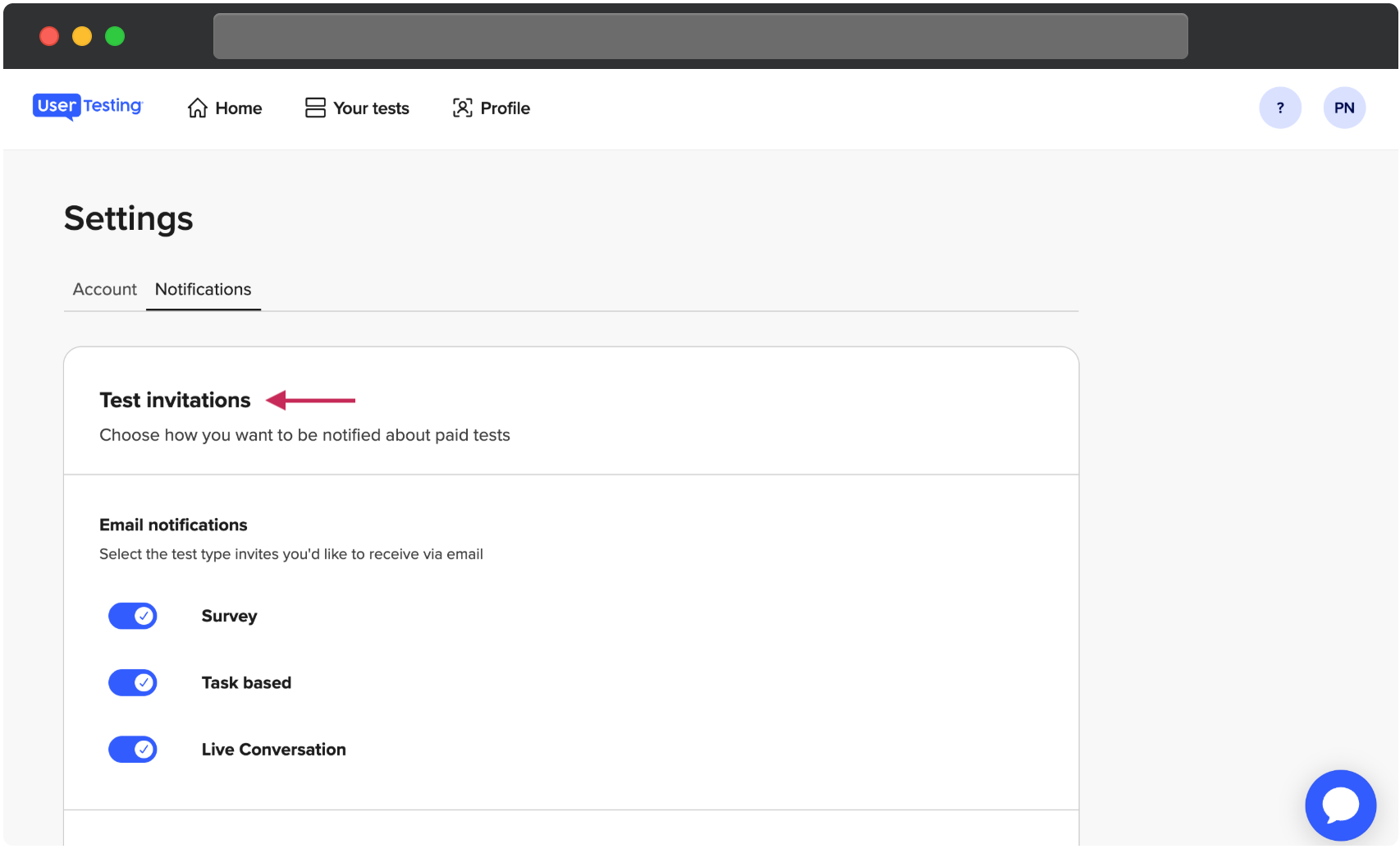 Einstellungsseite unter Benachrichtigungen mit Präferenzen für Testeinladungen, E-Mail-Benachrichtigungsoptionen aktiviert für Umfrage, Aufgabenbasiert und Live-Interview, mit einem Pfeil, der auf den Bereich Testeinladungen zeigt.