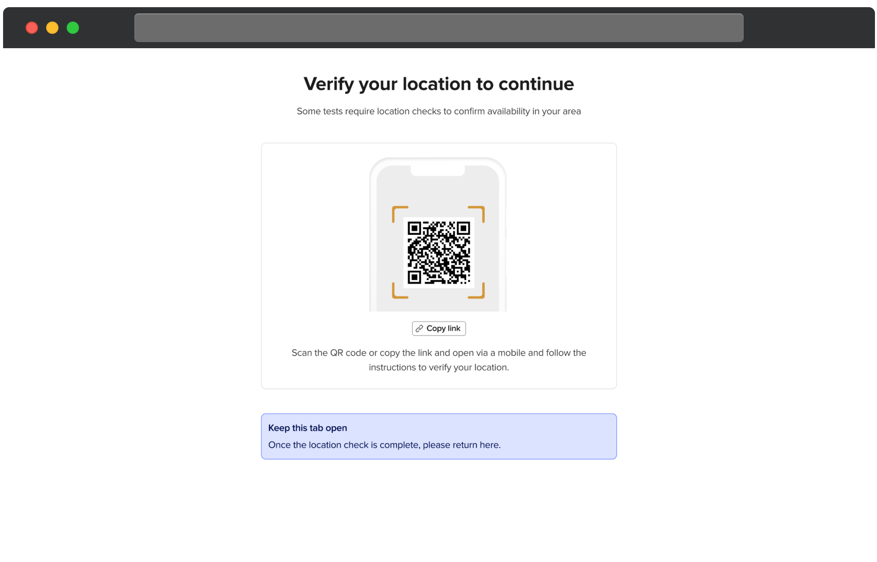 Bureaubladscherm met een QR-code om te scannen met een mobiel apparaat om locatie te verifiëren, met een herinnering om het tabblad open te houden totdat het voltooid is